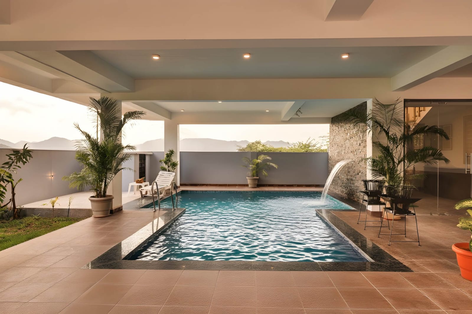 Indoor pool & Jacuzzi